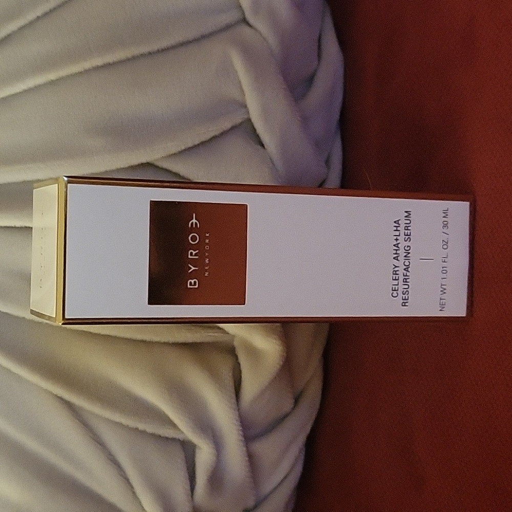 Byroe CELERY AHA+LHA RESURFACING SERUM